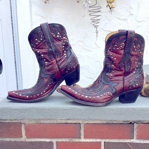 Corral Black/Wine Red inlay with studs Shorty